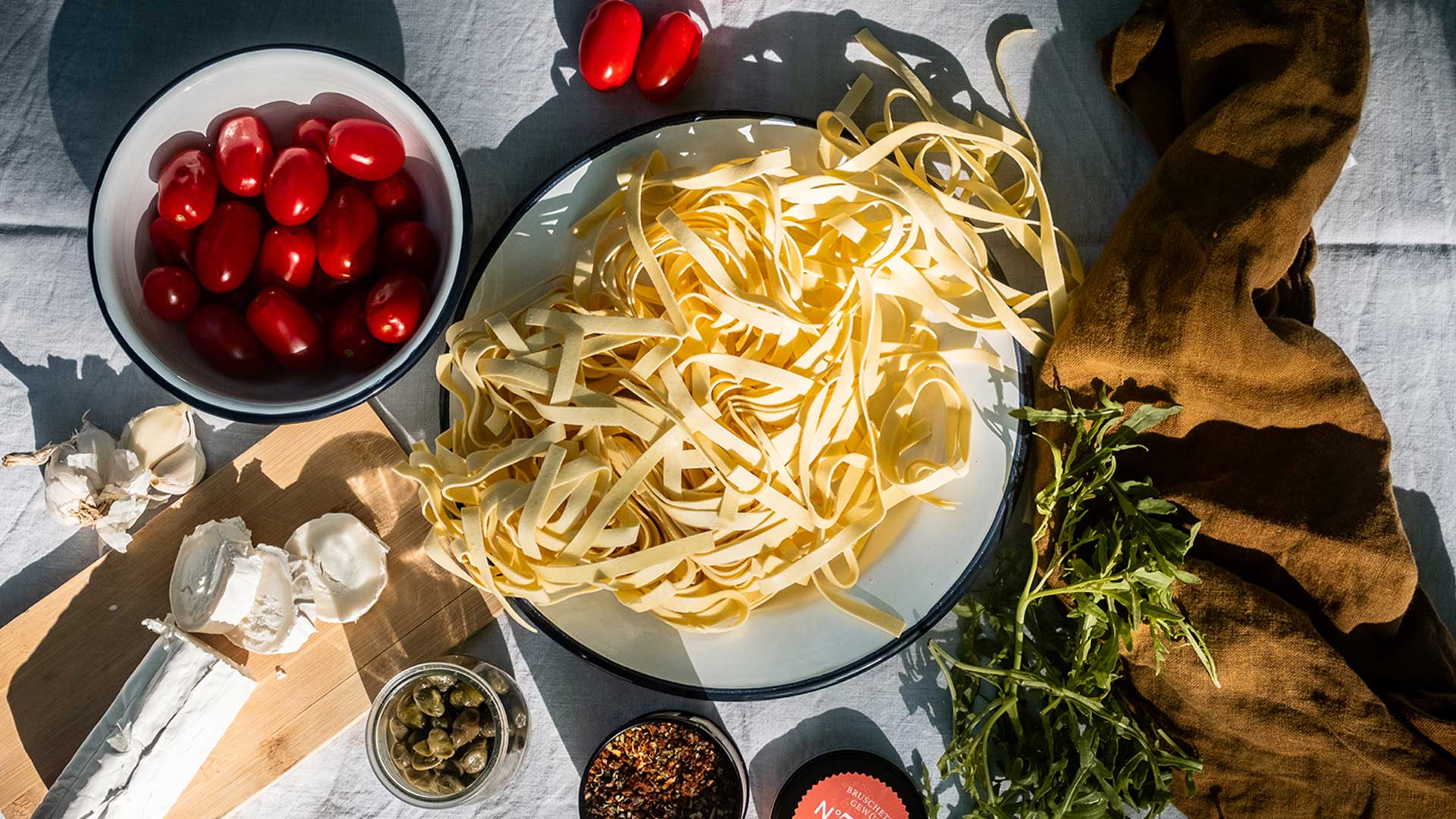 Bruschetta-Pasta Rezept mit Tomaten und Ziegenkäse