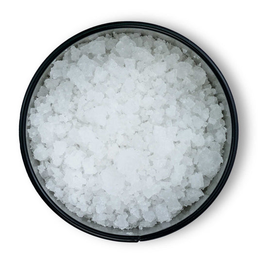 SalMartins - Meersalz aus Portugal in Flockenform, von oben in einer Schale auf weißem Hintergrund gesehen.