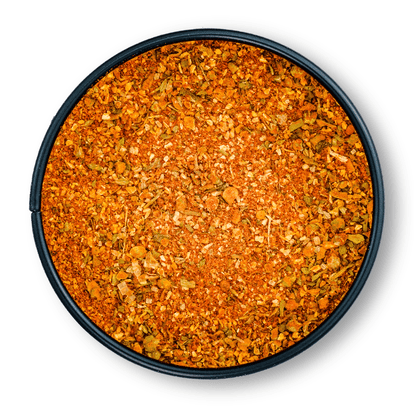 Runde schwarze Schale mit orange-rotem Bio Schwenker Gewürz, von oben auf weißem Hintergrund.