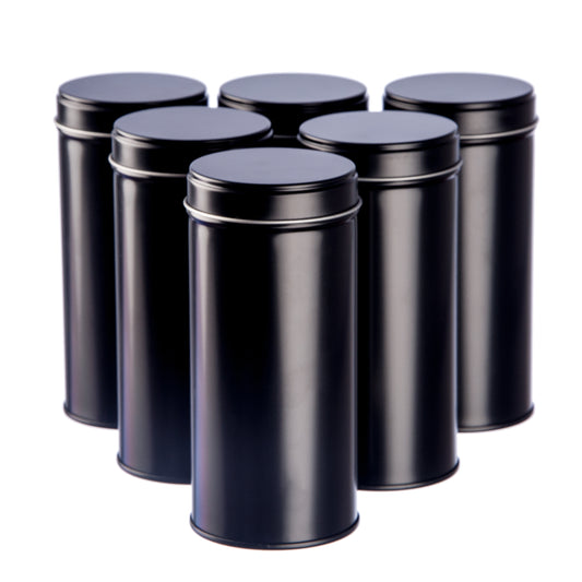 Sechs schwarze Teedosen mit Aromadeckel stehen in zwei Reihen auf weißem Hintergrund.