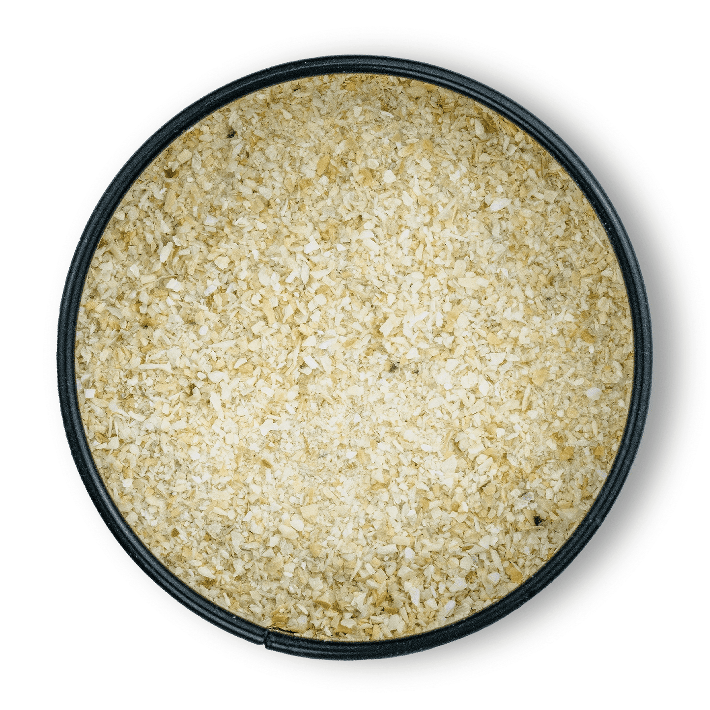 Bio Zwiebeln getrocknet in einer runden schwarzen Schale von oben auf weißem Hintergrund.