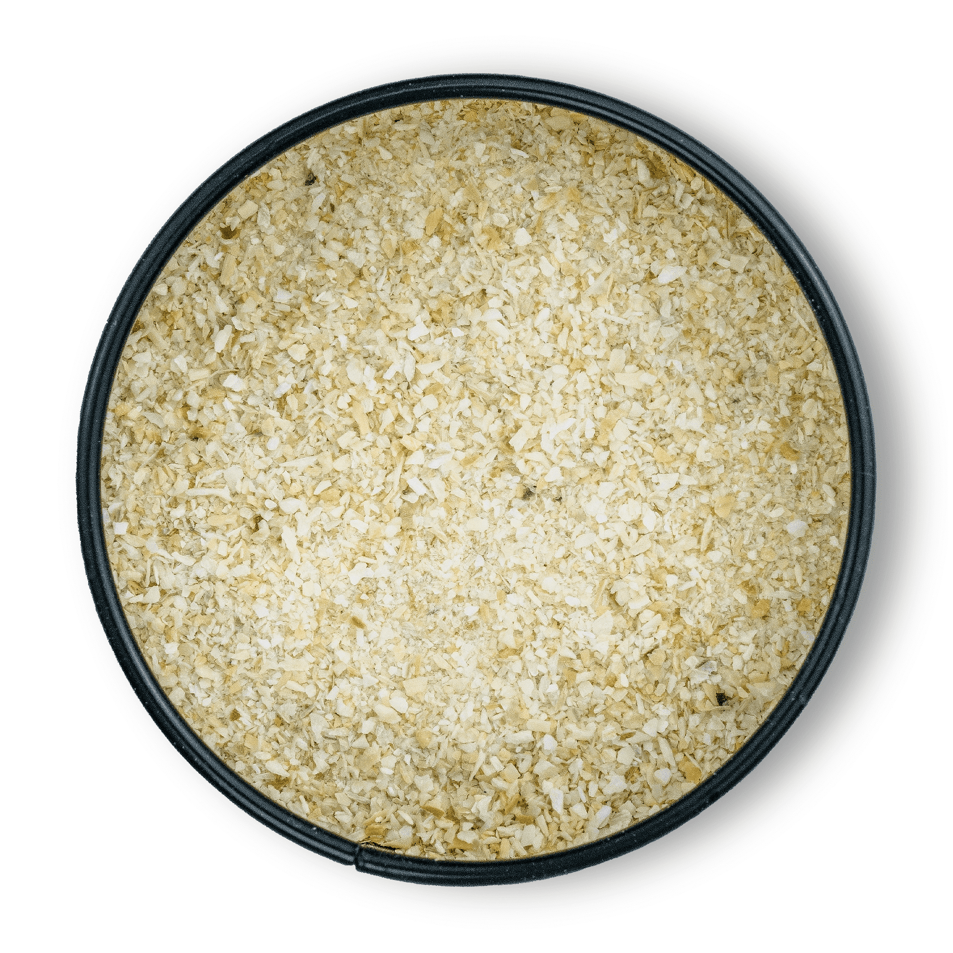 Bio Zwiebeln getrocknet in einer runden schwarzen Schale von oben auf weißem Hintergrund.